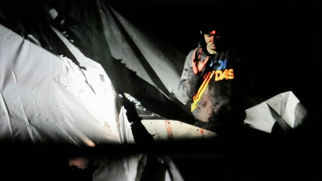 Dzhokhar Tsarnaev levanta a mão em um barco no momento de sua captura pelas autoridades policiais em Watertown, Massachusetts pela atentado a bomba na Maratona de Boston
