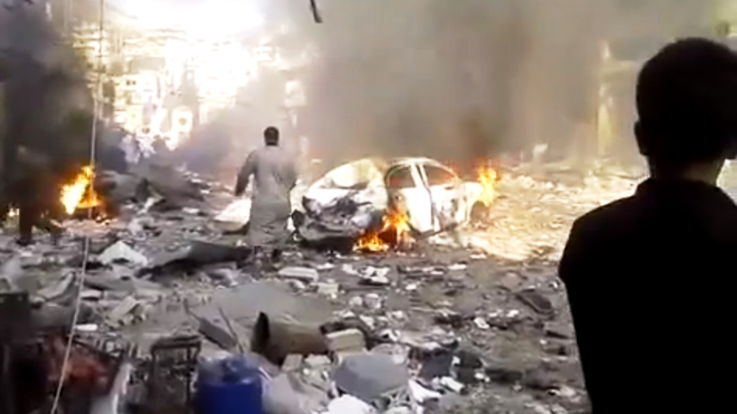 Imagem de vídeo postado pela Shaam News Network mostra o resultado de um ataque com carro-bomba que deixou pelo menos 20 pessoas mortas, em um mercado na cidade de Darkoush na província de Idlib, na Síria