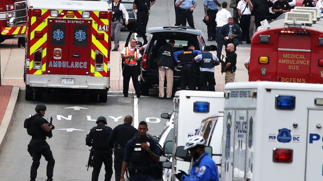 Veículos de emergência e agentes da polícia em uma das entradas para o edifício onde funciona o Arsenal da Marinha em Washington, onde um atirador abriu fogo deixando vítimas, nesta segunda-feira (16)