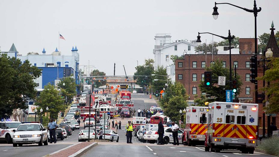 Veículos de emergência e agentes da polícia em uma das entradas para o edifício onde funciona o Arsenal da Marinha em Washington, onde um atirador abriu fogo deixando vítimas, nesta segunda-feira (16)