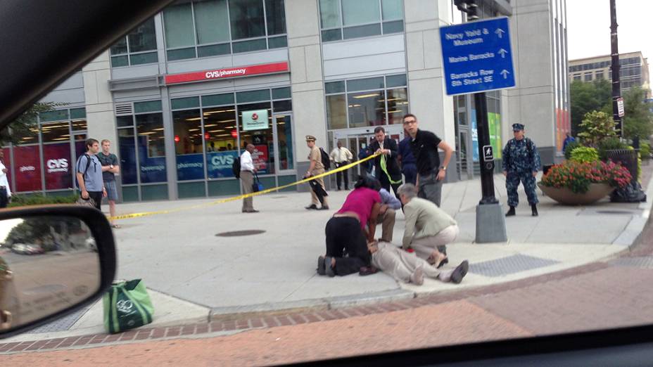 Equipe de emergência atende um homem ferido no tiroteio em um edifício da Marinha em Washington, em Washington, na segunda-feira (16)