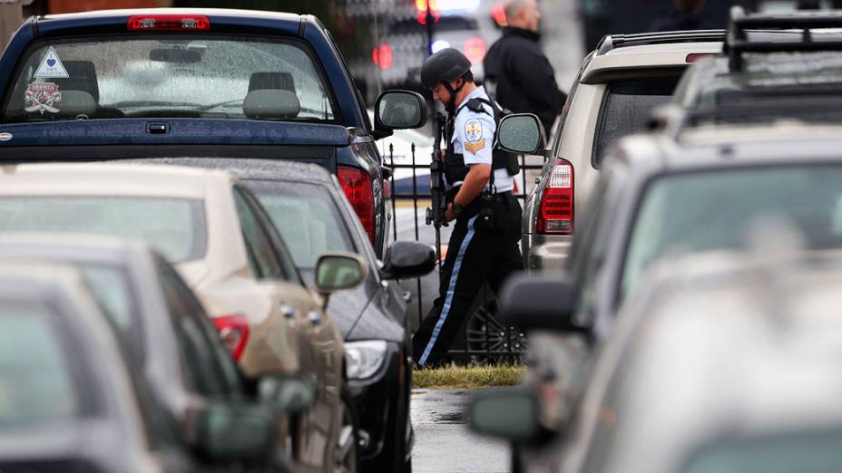 Agentes da polícia nas proximidades de um edifício do Arsenal da Marinha em Washington, onde um atirador abriu fogo deixando vítimas, nesta segunda-feira (16)