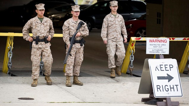 Membros da Marinha norte-americana nas proximidades do edifício onde atiradores abriram fogo deixando vítimas em Washington, nesta segunda-feira (16)