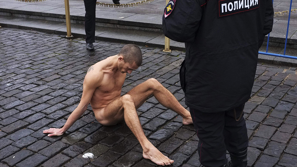 Artista russo Pyotr Pavlensky pregou seus testículos em uma rua de paralelepípedos na Praça Vermelha, durante um protesto em frente ao muro do Kremlin no centro de Moscou