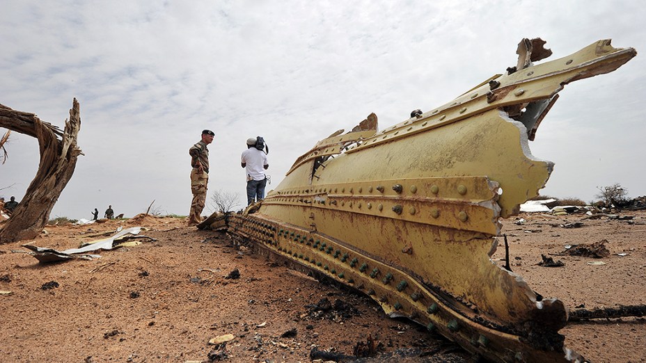 Destroços do voo AH5017 da Air Algerie é visto no local do acidente, em Mali