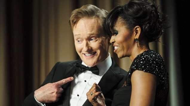 Comediante Conan OBrien brinca com Michelle Obama durante o jantar