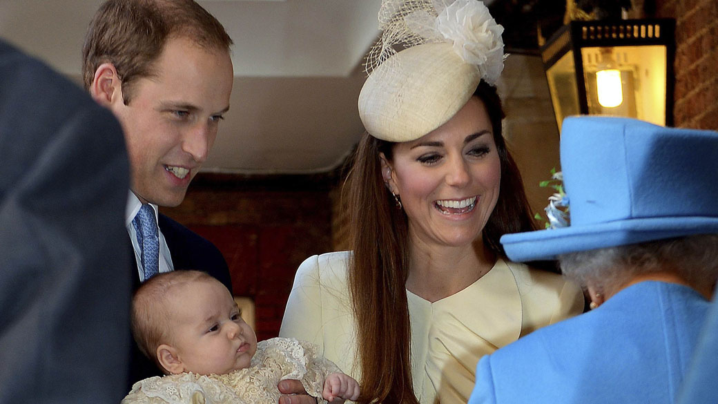 Príncipe William e Kate, Duquesa de Cambridge, e o príncipe George. Família não vai se encontrar com rei maori