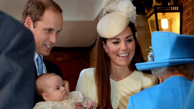 Príncipe William e Kate, Duquesa de Cambridge com seu filho, o príncipe George, na Capela Real no Palácio de St. James, em Londres, para o batismo de três meses de idade, na Inglaterra
