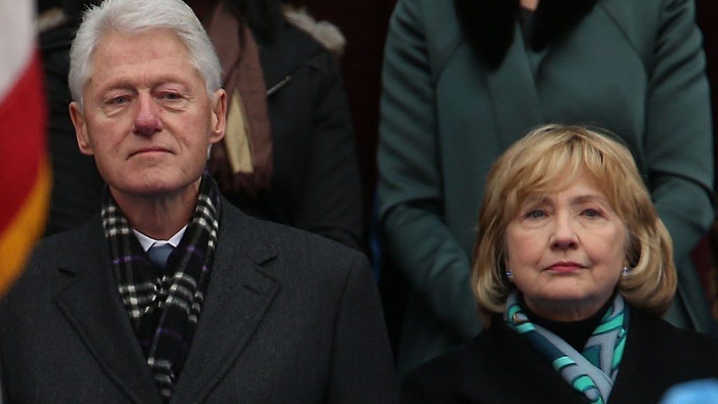 Bill Clinton e Hillary Clinton durante a cerimônia de posse do prefeito de Nova York Bill de Blasio