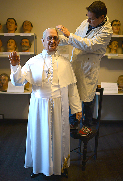 Fernando Canini, diretor do Museu de Cera de Roma, dá os retoques finais na estátua de cera representando o papa Francisco que será exposta ao público a partir do próximo domingo (08)
