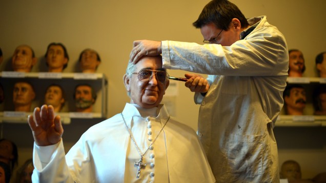 Fernando Canini, diretor do Museu de Cera de Roma, faz os retoques finais na nova estátua de cera representando o papa Francisco que será exposta ao público a partir do próximo domingo (08)