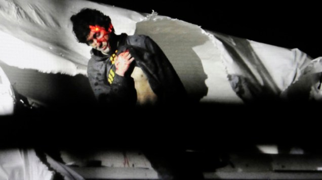 Acusado do atentado na maratona de Boston, Dzhokhar Tsarnaev, com uma mira a laser na cabeça, no momento em que se entrega para a polícia