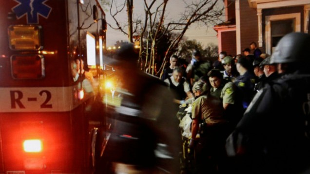 Equipes de resgate levam Dzhokhar Tsarnaev para a ambulância