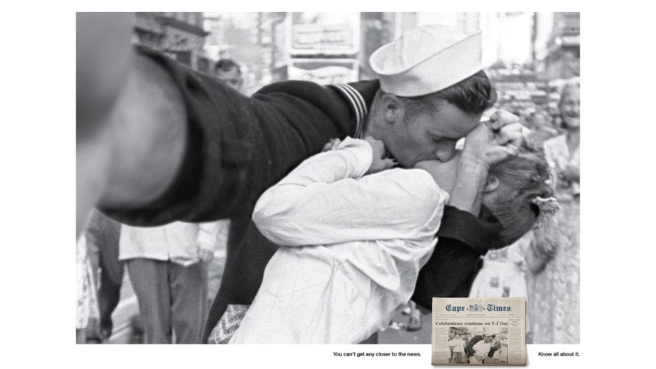 Selfie do histórico beijo entre um marinheiro e uma enfermeira após o fim da Segunda Guerra Mundial