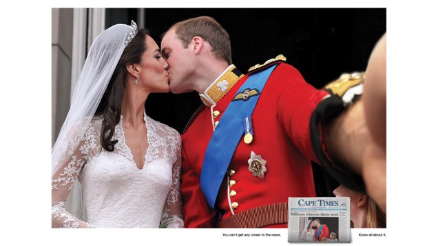 Campanha publicitária cria montagem - e selfie - de beijo dos duques de Cambridge, William e Kate