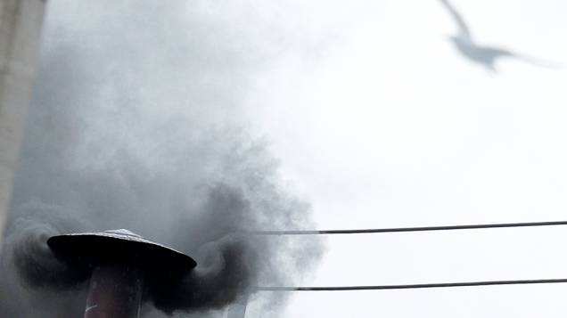 A chaminé da Capela Sistina do Vaticano voltou a emitir fumaça preta na manhã desta quarta-feira (13)