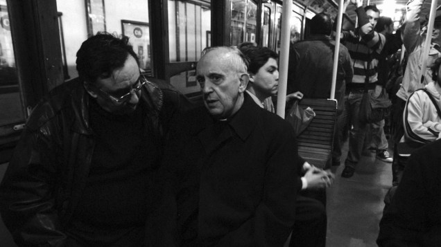 Jesuíta Jorge Mario Bergoglio, conversando com um passageiro durante uma de suas viagens regulares no metrô de Buenos Aires . O Arcebispo argentino foi eleito o novo papa da Igreja Católica e é o primeiro latino-americano na história a ocupar a cátedra de São Pedro