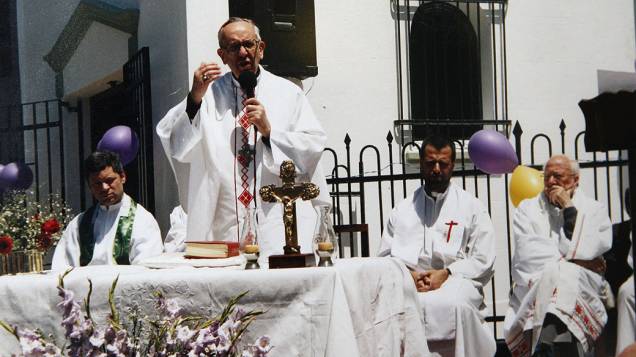 Cardeal Jorge Mario Bergoglio celebra missa na paróquia de Santa Francisca Xavier Cabrini em Buenos Aires, no ano de 2004