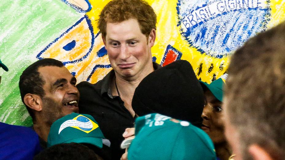 Príncipe Harry, acompanhado do prefeito de São Paulo, Fernando Haddad, cumprimenta as pessoas durante visita a Cracolândia, na região central da capital