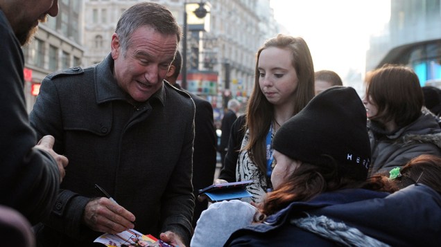 Robin Williams atende fãs durante a divulgação do filme Happy Feet 2, em Londres, em 2011