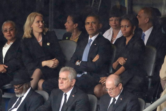 Presidente Barack Obama e a primeira-dama Michelle Obama durante à cerimônia religiosa de despedida de Nelson Mandela