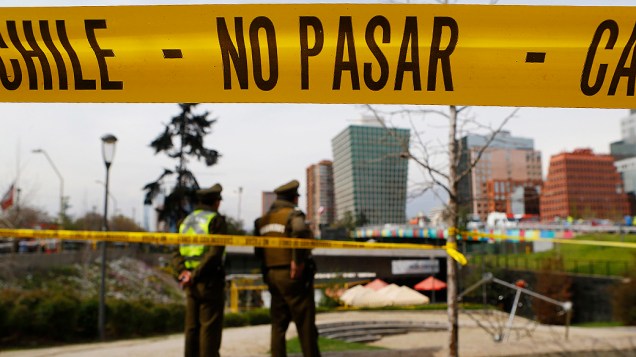 Polícia chilena isola a estação do metrô onde uma bomba explodiu e feriu pelo menos 8 pessoas, no Chile
