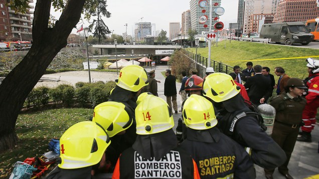 Bombeiros chegam na estação Escuela Militar do metrô em Santiago, onde uma bomba explodiu e feriu pelo menos 8 pessoas, no Chile