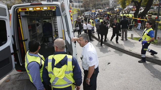Equipes de resgate chegam na estação Escuela Militar do metrô em Santiago, onde uma bomba explodiu e feriu pelo menos 8 pessoas, no Chile