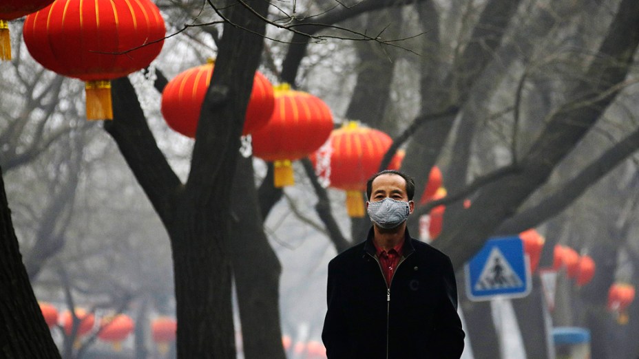 A China emitiu um alerta devido à densa e prejudicial camada de poluição que cobre desde o sábado 12 províncias do país. Em Pequim, os níveis são os piores já registrados em uma década, conforme a imprensa local