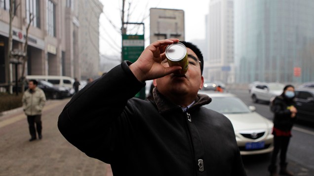 Multimilionário Chen Guangbiao demonstra como usar o ar comprimido fresco durante entrevista
