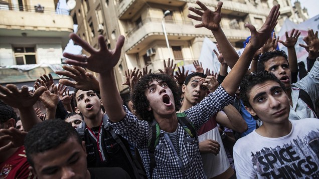 Manifestantes faz foram às ruas para lembrar o aniversário dos atos de 2011 quando dezenas de manifestantes foram mortos nos arredores da Praça Tahrir, no Cairo, após a queda do então presidente Mubarak - (19/11/2013)
