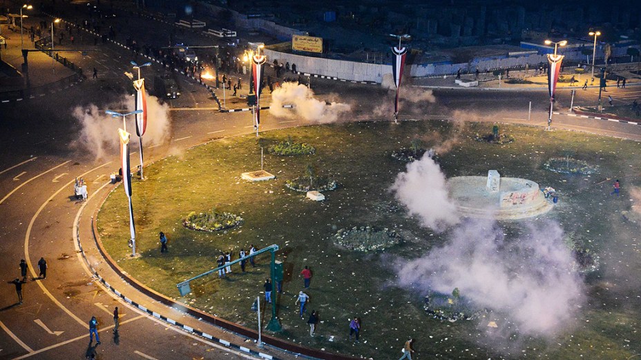 Manifestantes entraram em confronto com a polícia durante ato que relembrou o protesto sangrento de 2011 nos arredores da Praça Tahrir, no Cairo - (20/11/2013)