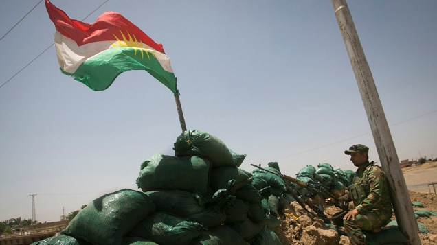 Membro das forças curdas em posição de combate contra militantes sunitas liderados pelo Estado Islâmico do Iraque e do Levante (ISIL), na aldeia Basheer, sul da cidade de Kirkuk