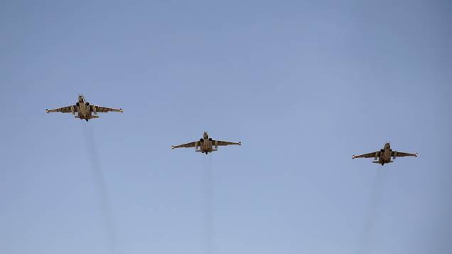 Aviões russos chegam a base aérea militar do Iraque, no aeroporto de Bagdá; Segundo informações do Ministério da Defesa, os caças que chegaram ao país serão usados para apoiar as tropas iraquianas no combate aos militantes islâmicos sunitas do Estado Islâmico do Iraque e do Levante (EIIL), que tomam poder nas províncias ao norte