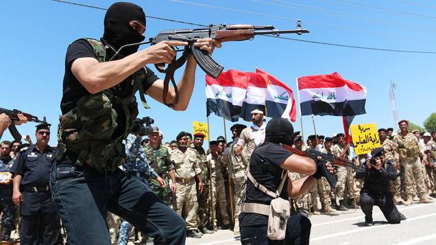 Voluntários xiitas que se alistaram para lutar contra os jihadistas, durante treinamento próximo à cidade de Basra, no Iraque