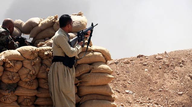Soldados das forças curdas Peshmerga montam guarda contra militantes sunitas liderados pelo Estado Islâmico, no Iraque