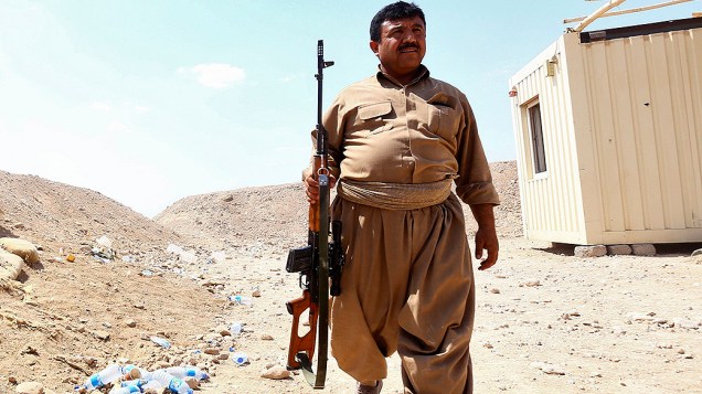 Soldado das forças curdas Peshmerga faz patrulha na província de Nineveh, no Iraque