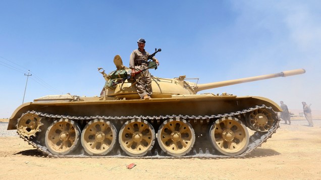 Tropas curdas realizam operação contra os jihadistas militantes do Estado Islâmico no Makhmur, nos arredores da província de Nínive, no Iraque - 08/08/2014