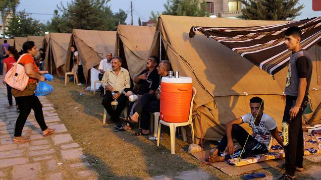 Iraquianos desabrigados vivem em barracas improvisadas na cidade de Erbil, no Iraque