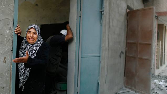Mulher chora ao ver sua casa destruída durante ofensiva israelense no distrito de Beit Hanoun, em Gaza