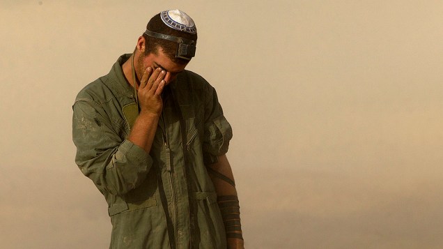 Soldado israelense faz orações perto da fronteira com Gaza - 27/07/2014