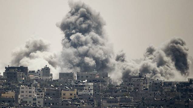 Fumaça sobe durante a ofensiva israelense no leste da Cidade de Gaza. A trégua humanitária na região teve fim após ataques de foguetes disparados por militantes palestinos