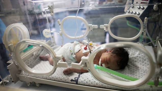 No hospital de Khan Younis, sul da Faixa de Gaza, uma recém-nascida palestina foi fotografada em uma incubadora depois de ser retirada do ventre de sua mãe, que segundo os médicos, foi morta em um ataque aéreo israelense - 27/07/2014