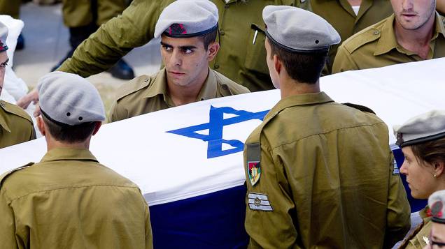 Soldados israelenses carregam o caixão do sargento morto em combate na Faixa de Gaza - 27/07/2014