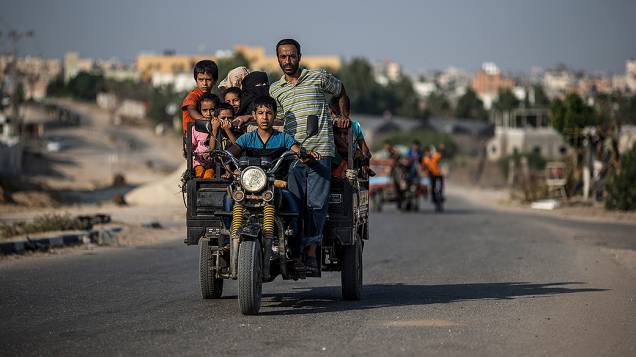 Palestinos da Faixa de Gaza voltam para  suas casas durante o cessar-fogo