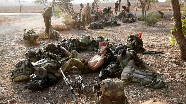 Soldados israelenses descansam durante o cessar-fogo, na Faixa de Gaza