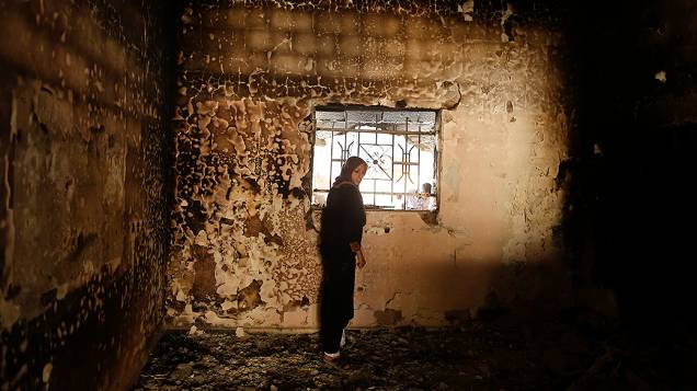Palestina observa sua casa queimada após a ofensiva israelense sobre a Faixa de Gaza