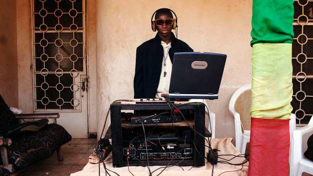 DJ Ibrahima posa para foto durante casamento na capital Bamako