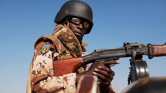 Soldado monta guarda durante visita do presidente do Mali a uma base aérea em Bamako