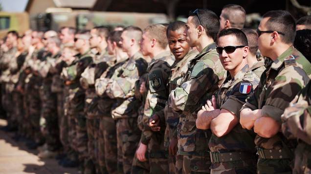 Soldados franceses recebem visita do presidente do Mali, Dioncounda Traoré, em uma base aérea de Bamako